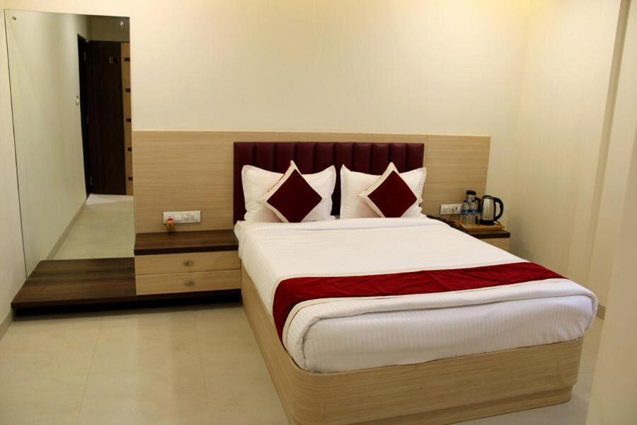 Hotel Saineel Mumbai Exterior photo